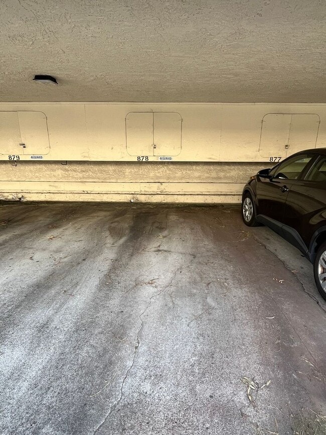 Building Photo - BEAUTIFULLY UPGRADED 1 STORY CONDO