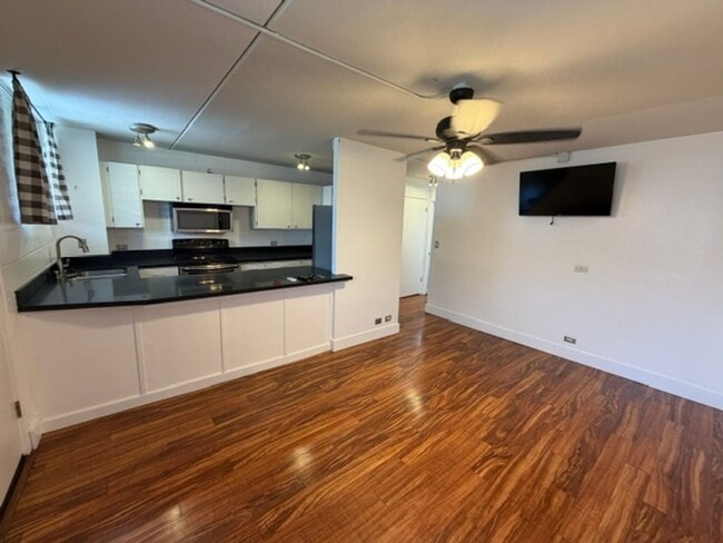 Building Photo - 1401 Lusitana St