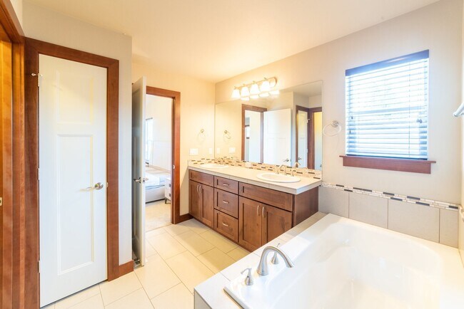 Building Photo - Large and Luxurious 2013 Built Home!