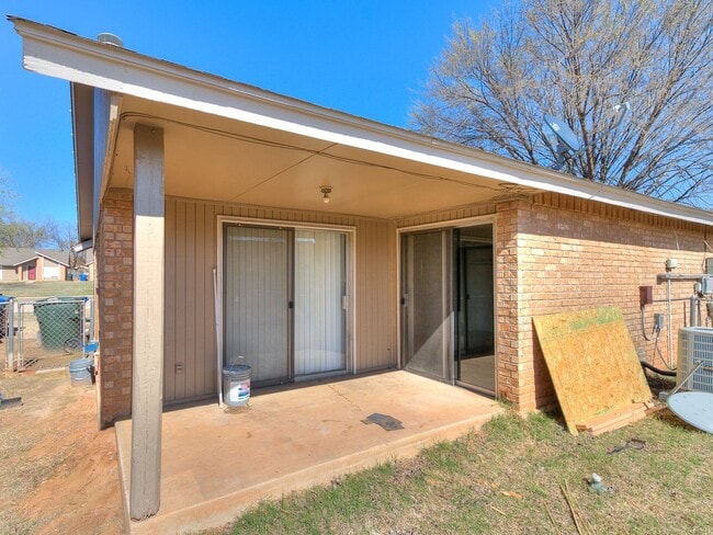 Building Photo - Charming West Norman Duplex