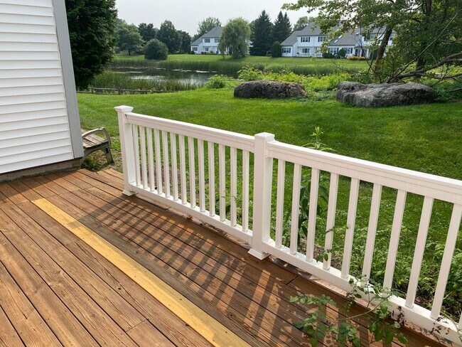 Building Photo - 4BD/1.5BA S. Burlington Townhome