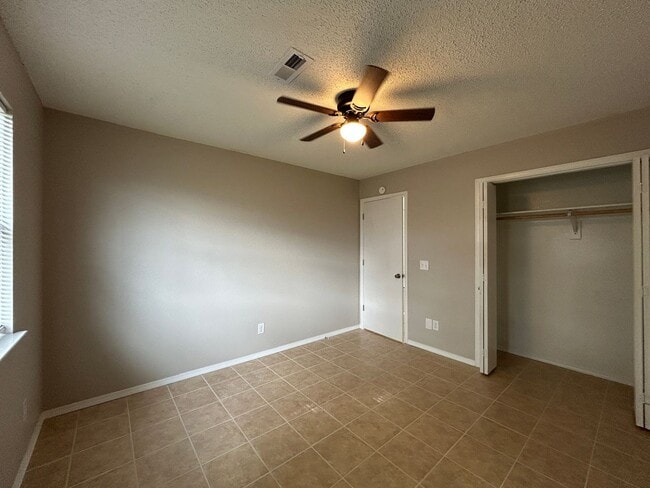 Building Photo - Minutes from Downtown Rogers – 2 Bed Apart...