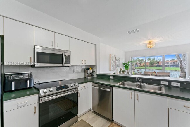 Building Photo - 11045 SW 16th Manor