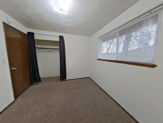 Building Photo - 3 Bedroom Duplex ~ Close to 9th Street ~ Pet Friendly