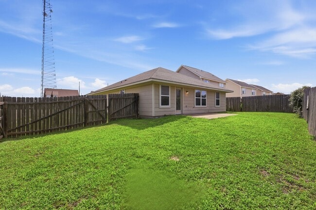 Building Photo - 2484 Horse Shoe Dr