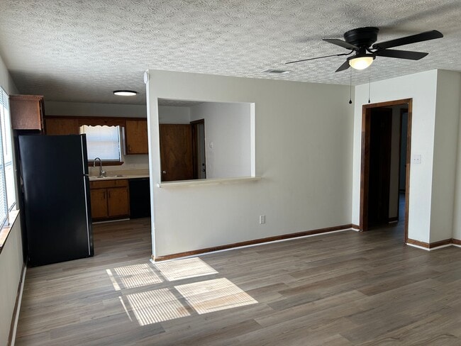 Building Photo - 120/122 Deer Creek Dr