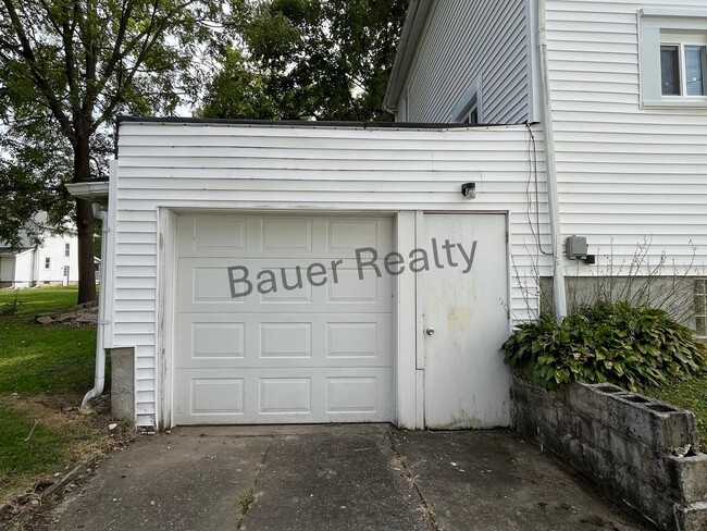 Building Photo - Three Bedrooms, One and a Half Bathrooms