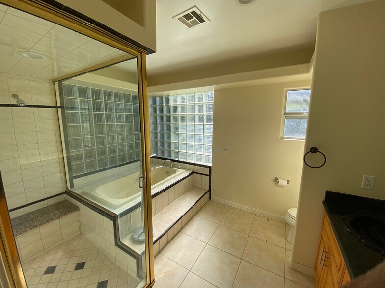 En Suite Bathroom - 1947 Kelton Ave