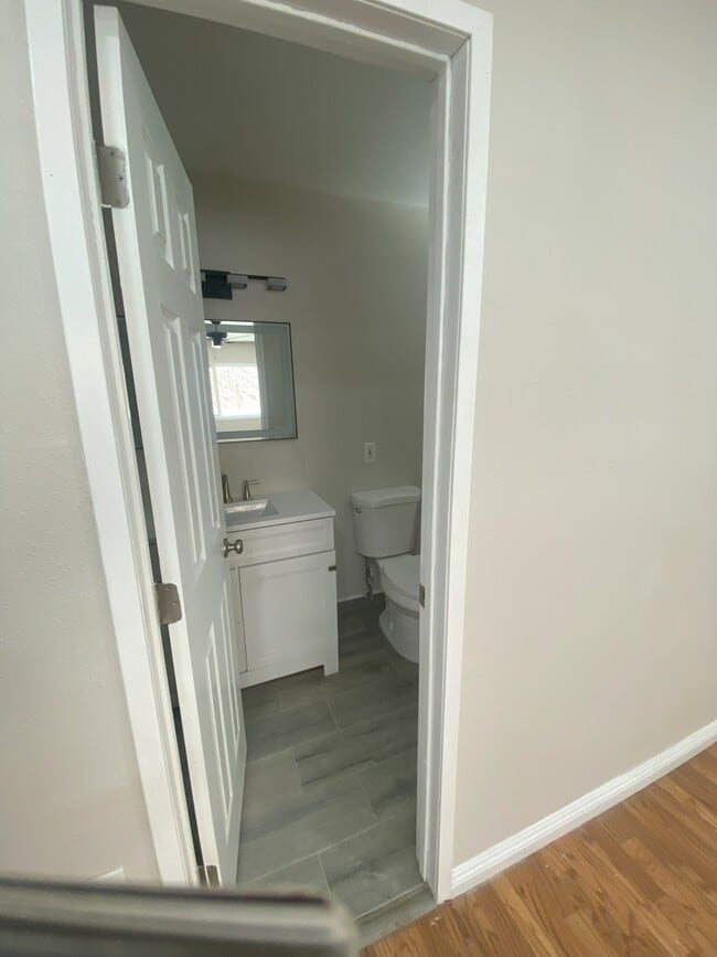 Building Photo - 9211 Vernon Ave