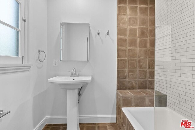 Building Photo - 619 S Sycamore Ave