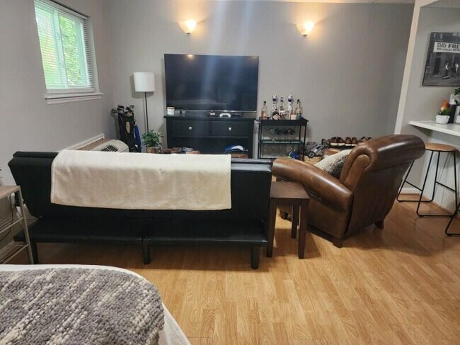 Building Photo - 562 Woodland Ave