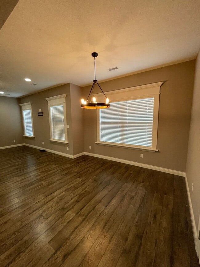 Building Photo - Custom Built 3 bed 2.5 bath Home Nestled A...