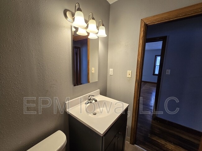 Building Photo - 401 Charles St