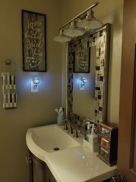 Main Bath - 2781 19th Ave NE