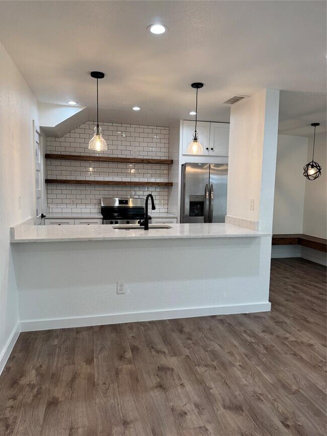 Building Photo - 2124 Burton Dr