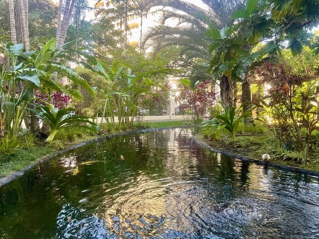 Building Photo - Charming & Convenient Studio, Great Building