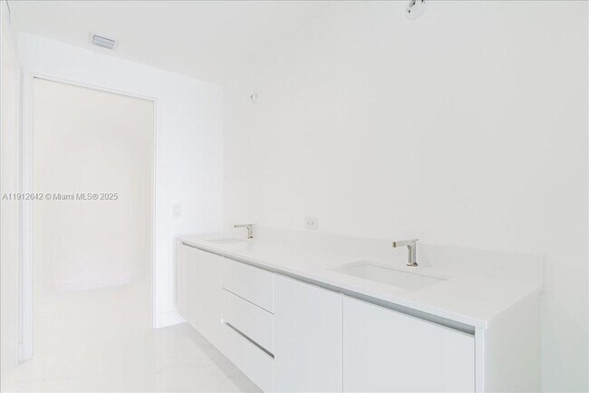 Building Photo - 700 NE 24th St