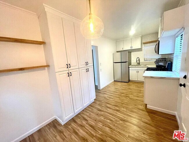 Building Photo - 2102 S Harcourt Ave