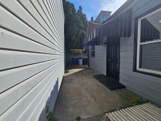 Building Photo - Fully Updated 3 bedroom 1 bath house for r...
