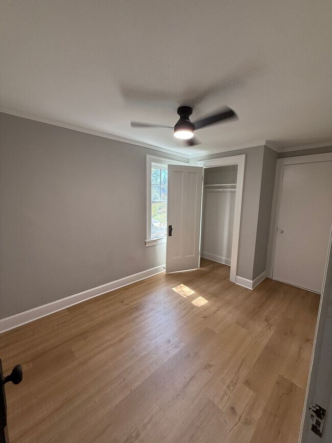 Building Photo - Bright modern home with large back yard!