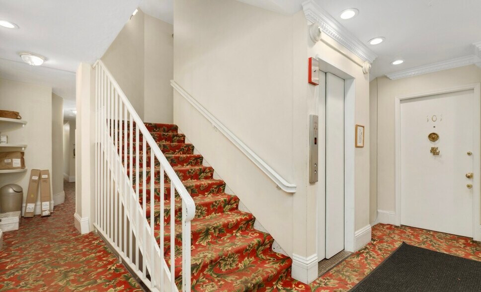 Building Photo - 20 E Goethe St