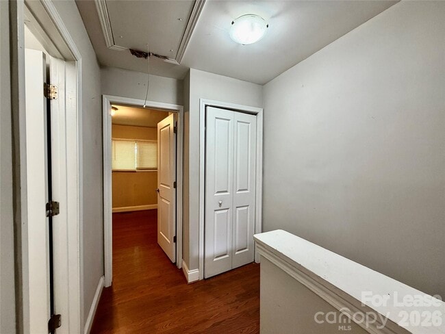 Building Photo - 1207 Green Oaks Ln