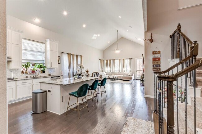 Building Photo - 722 Kingston Pl