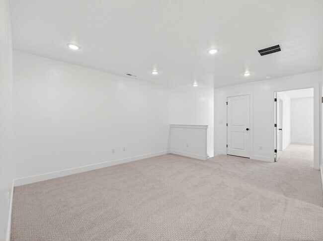 Building Photo - 3 Bed / 3.5 Bath Townhome in Mapleton – Modern, Spacious & Well-Located