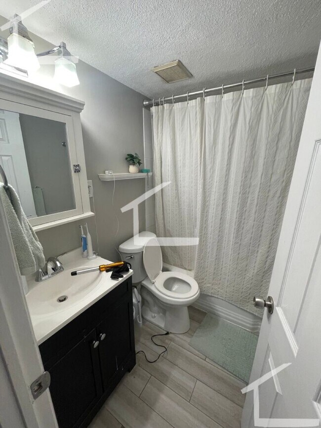 Building Photo - Sunny 2-bedroom, 1-bathroom apartment near the B and C lines!