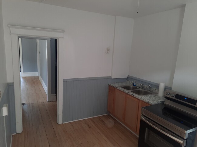 Building Photo - 429 N 10th Ave E