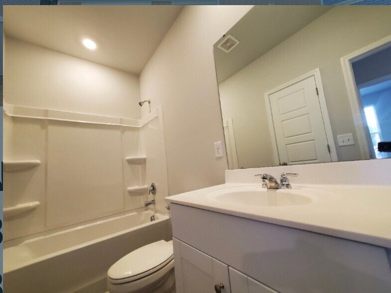 Building Photo - 160 Cypress Holw Dr