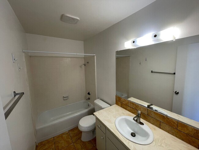 Building Photo - Sunny Upstairs Two Bedroom Unit with Large...