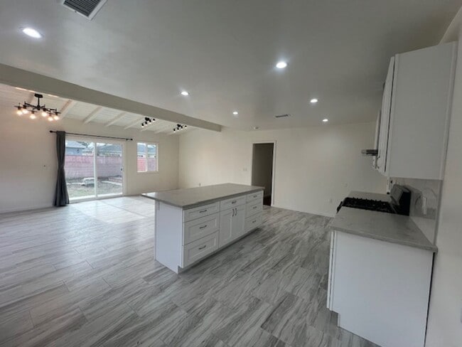 Building Photo - Beautifully renovated 3 bed 2 bath house