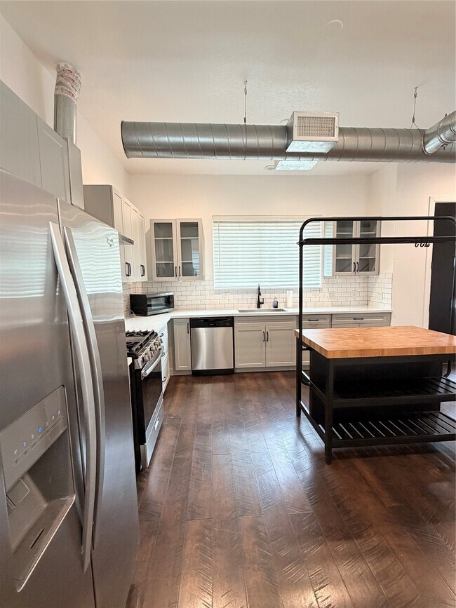 Building Photo - 202 N York St