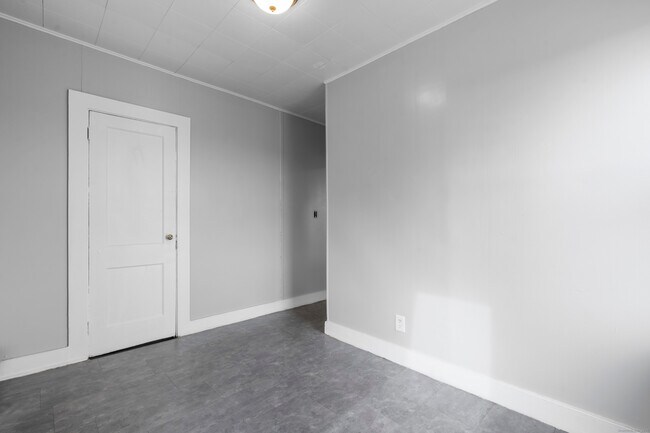 Building Photo - 14 Crown St