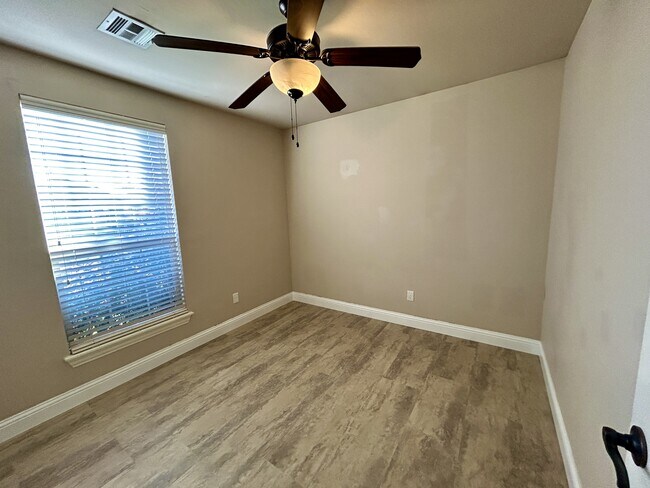 Building Photo - 2407 SW Edinburough Dr