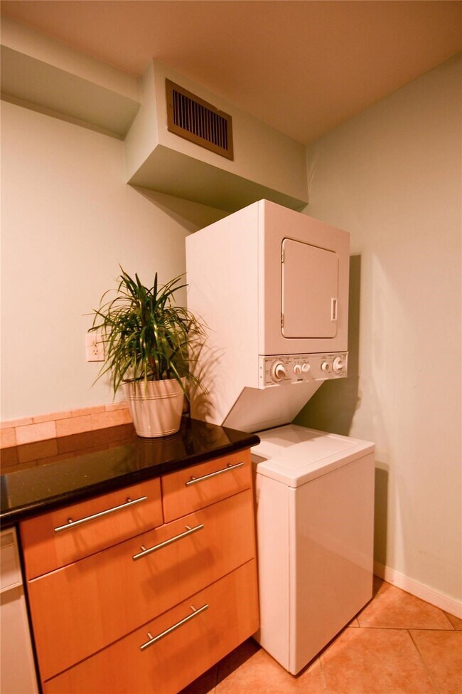 Building Photo - 1601 S Shepherd Dr