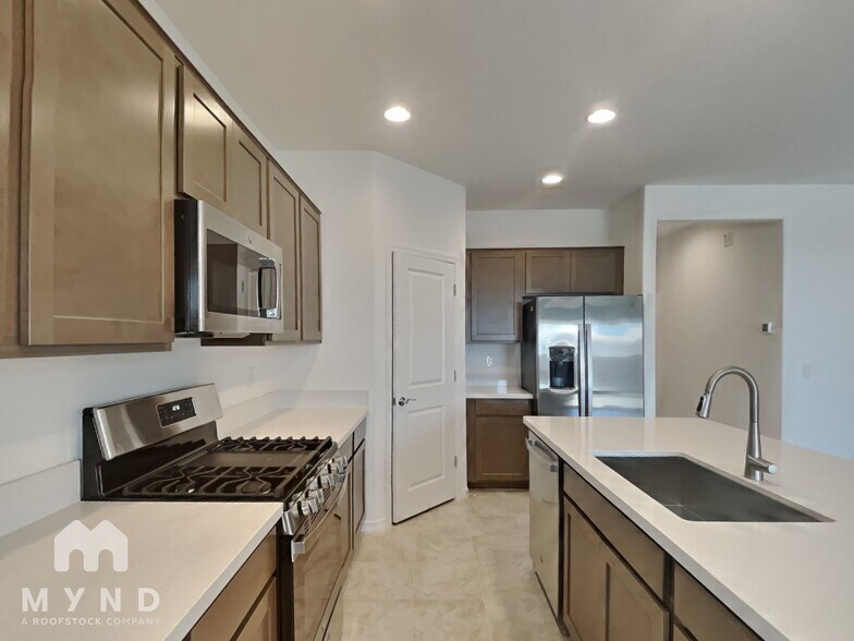 Building Photo - 4051 E Ghost Flower Ln