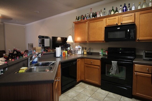 Building Photo - Condo WALKING DISTANCE TO TECH! Pre-leasin...