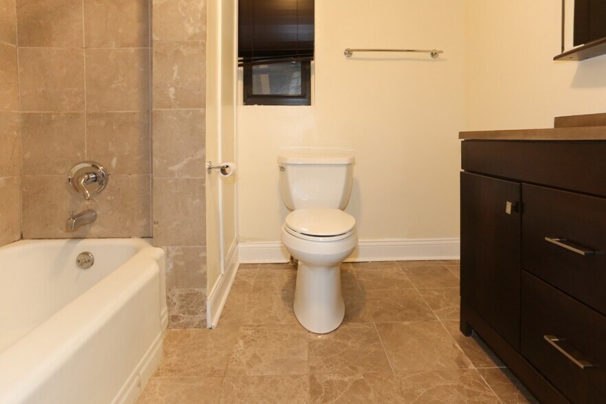 Building Photo - 2031 W Moffat St