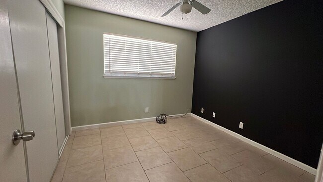 Building Photo - (APPLICATION PENDING) East Lancaster Home