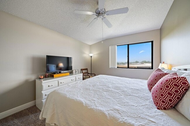 Building Photo - 860 Bella Vista Ct S