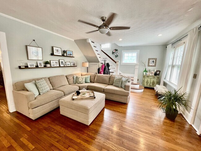 Building Photo - Charming Larchmont 4 Bedroom - 2 Sun Rooms...