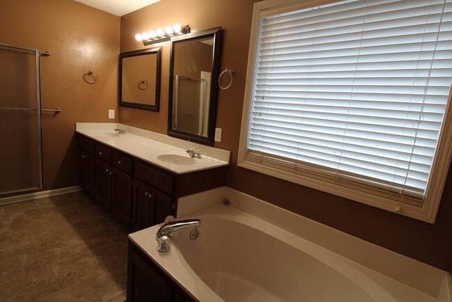 Building Photo - 280 Trillium Ln