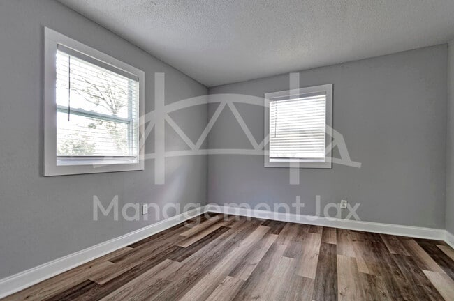 Building Photo - 1536 W 10th St