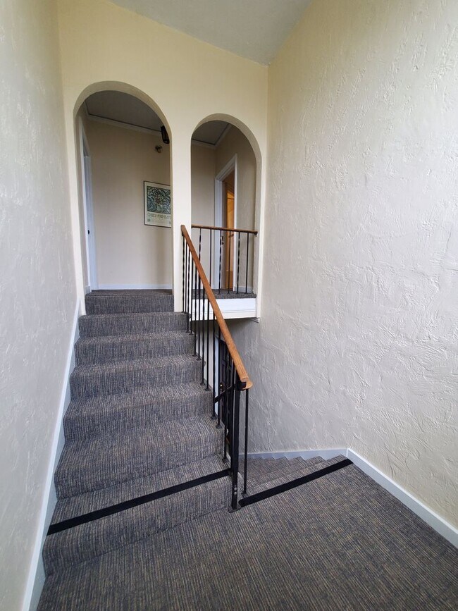 Building Photo - Top Floor Rockridge Two Bedroom Condo with...