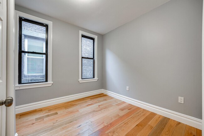 Building Photo - 532 38th St