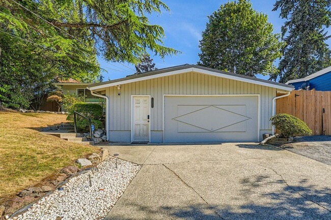 Building Photo - Beautiful Modern House Near Lake Hills and...
