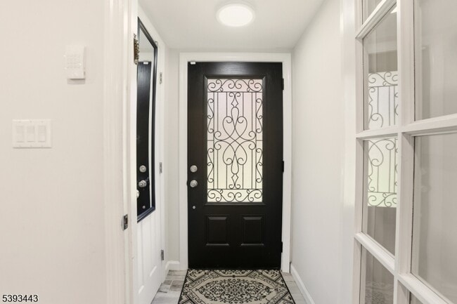 Building Photo - 214 S Valley Rd