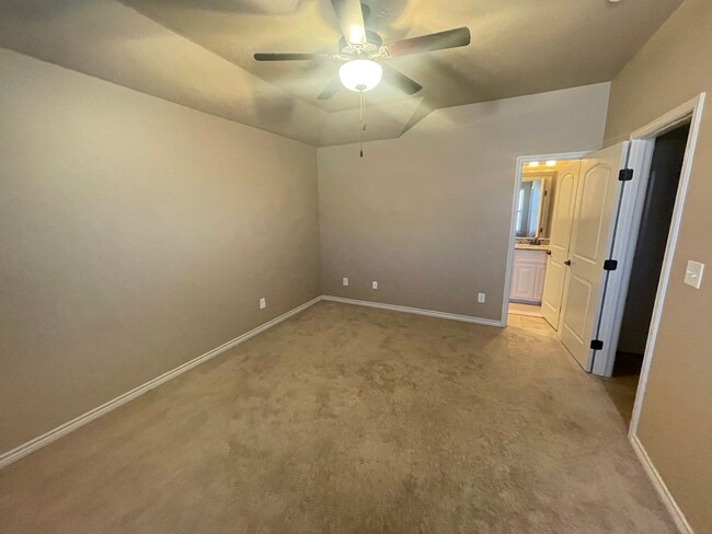 Building Photo - Large Family Home